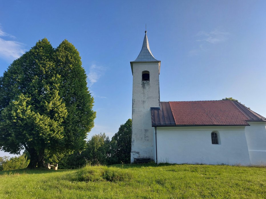 Fotografija: Srednjeveška cerkev sije v popolni podobi. FOTO: Janez Mihovec