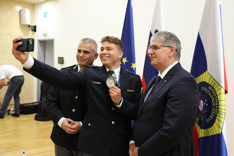 Fotografija: Toni Vodišek na sprejemu pri ministru Boštjanu Poklukarju in šefu policije oz. generalnemu direktorju policije mag. Senadu Jušiću FOTO: gov.si