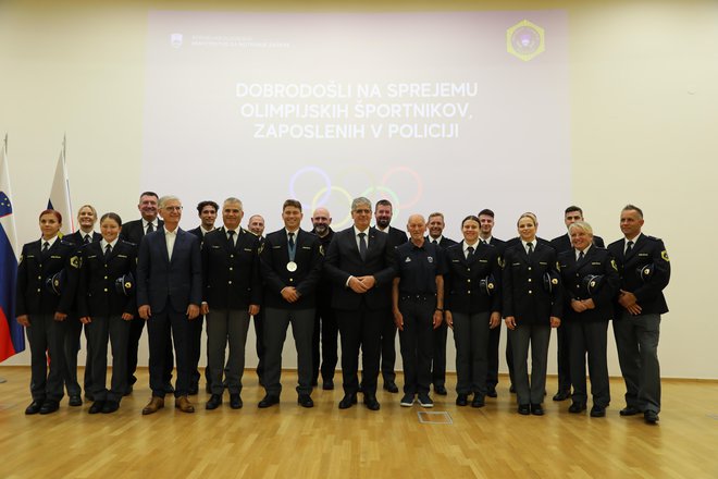 Zaposleni trenerji in športniki v Slovenski policiji, ki so tekmovali na olimpijskih igrah v Parizu. FOTO: gov.si