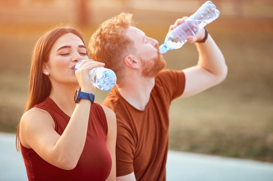 Fotografija: Če dvomimo v neoporočnost vode, raje pijemo ustekleničeno. FOTO: M-gucci Getty Images/istockphoto