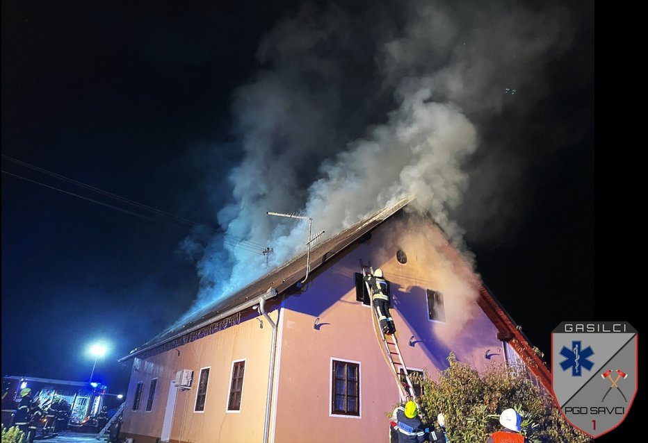 Fotografija: Ogenj na hiši v Svetem Tomažu se je razširil že pred prihodom gasilcev. FOTO: Pgd Savci