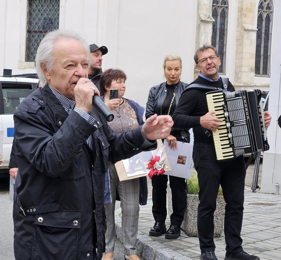 Fotografija: Ganjeni Alfi je v roke vzel mikrofon. FOTO: Anita Kirbiš