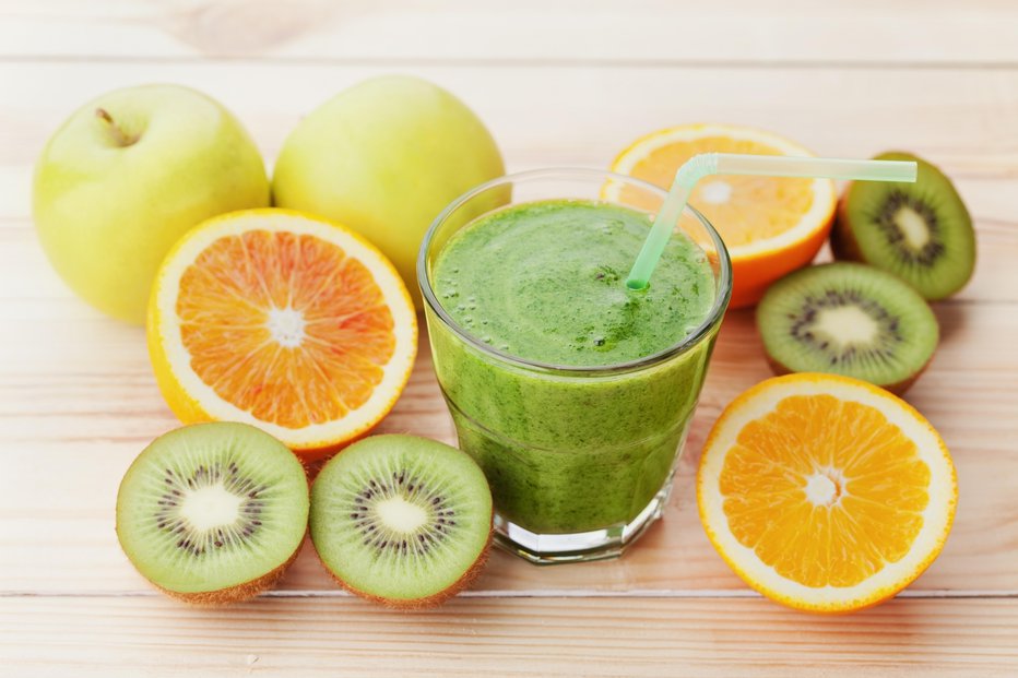 Fotografija: Pomanjkanje vitamina C, ki ga pogosto povezujemo s svežim sadjem in zelenjavo, lahko povzroči slabšo odpornost proti prehladu in gripi. FOTO: Julia_sudnitskaya/Getty Images