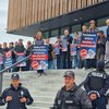 V Škocjanu več kot sto državljanov protestiralo zaradi nerešenih romskih vprašanj (FOTO)