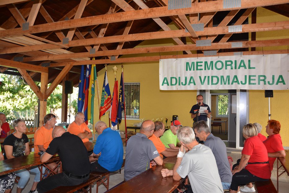 Fotografija: Udeležence je pozdravil Marjan Vodeb, predsednik ZB za vrednote NOB Spodnje Savinjske doline. FOTO: Darko Naraglav