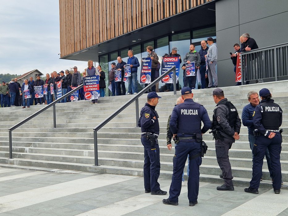 Fotografija: Zaradi napovedanih protestov je bila varnost okrepljena. FOTO: Tanja Jakše Gazvoda