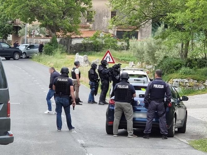 Policisti so takrat obkolili hišo, posredoval je tudi pogajalec. FOTO: PU Koper