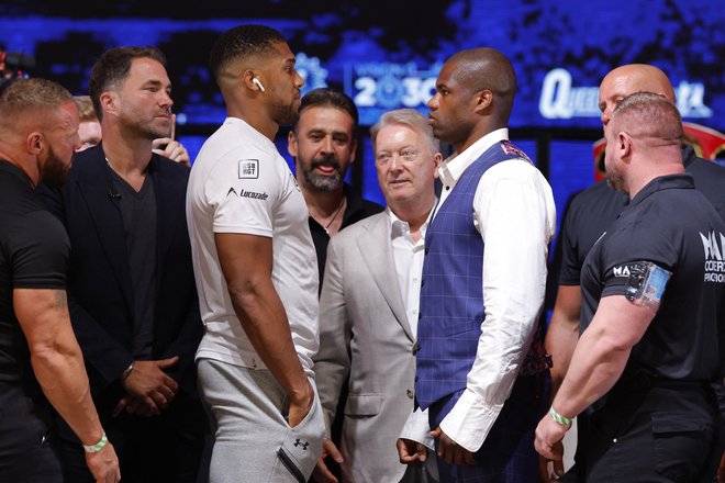 Anthony Joshua (tretji z leve) je s 198 centimetri za dva centimetra višji od Daniela Duboisa. FOTO: Andrew Couldridge/Reuters