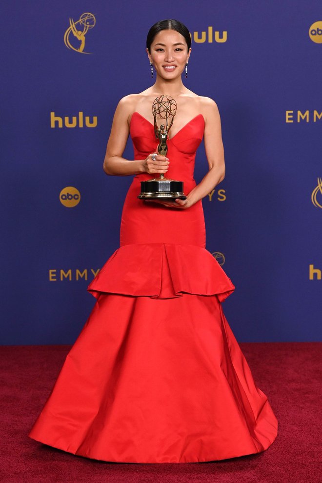 A primeira atriz asiática a ganhar um Emmy de atriz principal, Anna Sawai, foi inesquecível em um vestido Vera Wang.