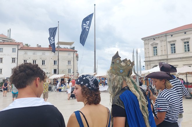 A cidade foi tomada por ladrões do mar, com bandeiras de piratas ameaçadoras e assustadoras hasteadas. FOTO: Janez Mužič