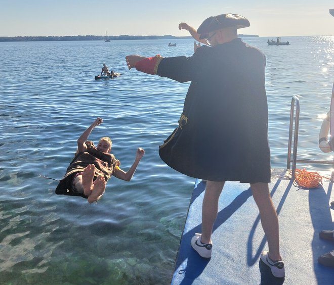 Krstijo jih tako, da jih drugega za drugim pomečejo v morje. FOTO: Janez Mužič