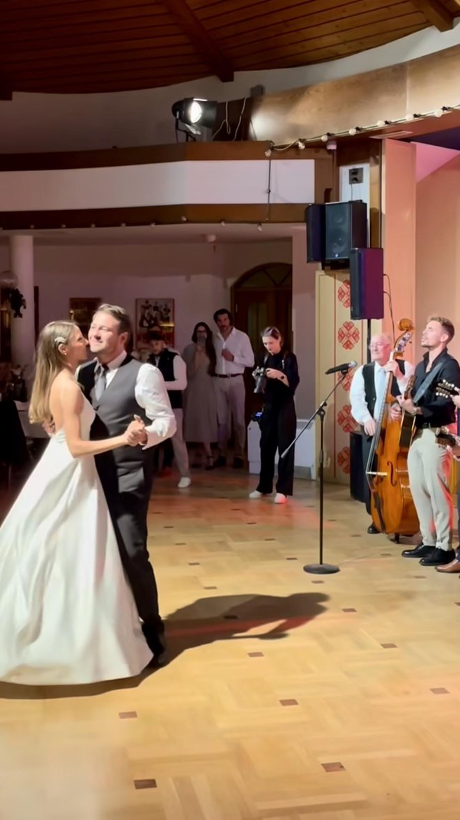 O momento mais emocionante foi reservado para a dança oficial do casamento, quando o pai do noivo tocou e seu amigo Žan Serčič cantou.