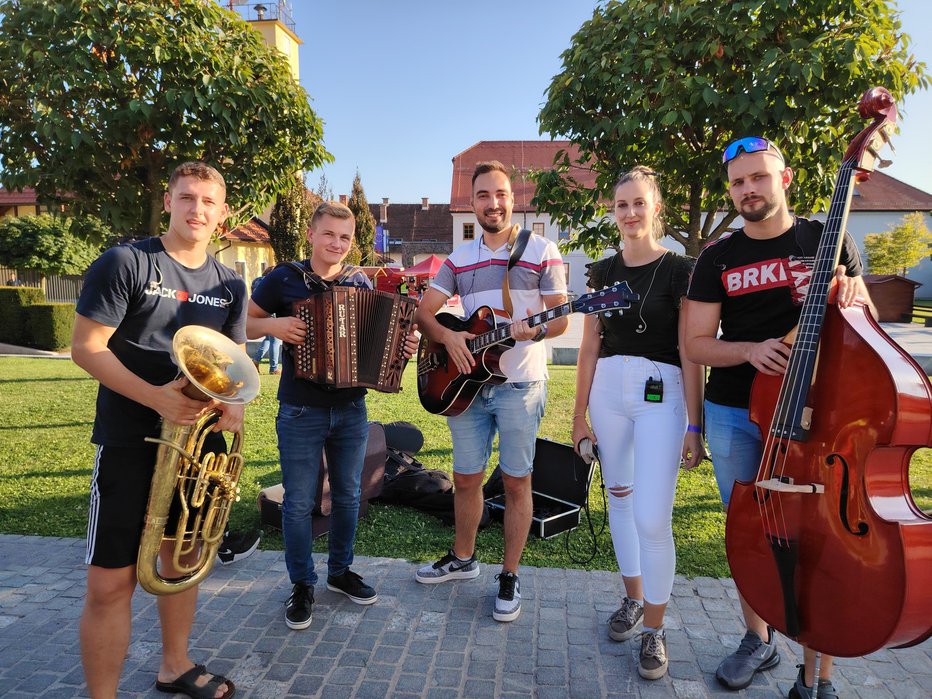 Fotografija: Povabilu so se odzvali tudi Guštni muzikanti. FOTO: MOJCA MAROT