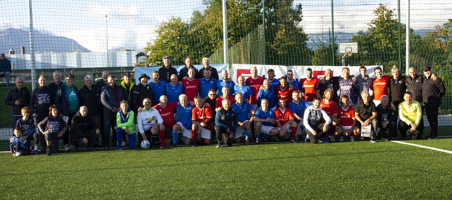 Fotografija: Pisana športno-medijsko-poslovna druščina je preživela prijetno nogometno popoldne v Šmarci. FOTO: Dušan Letnar