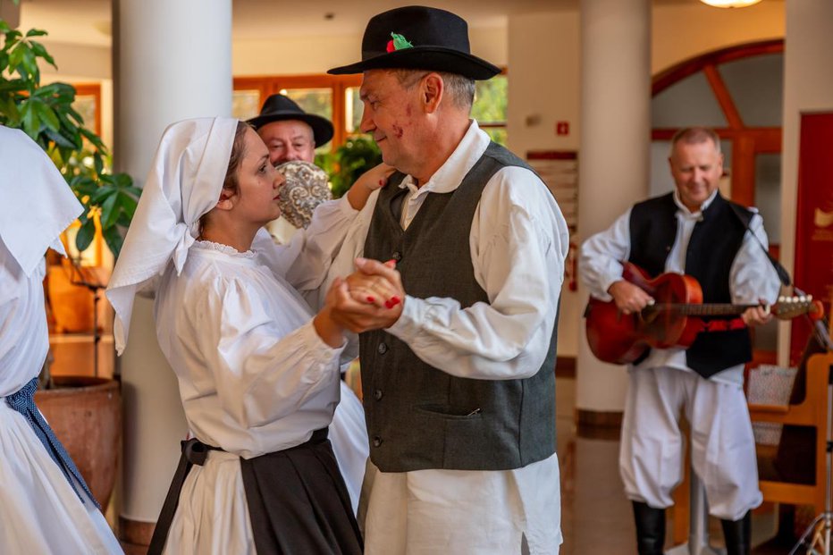 Fotografija: Narodne noše največkrat zasledimo v folklorni rabi.