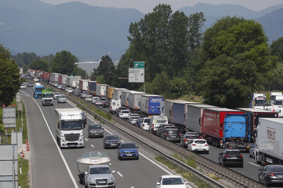 Fotografija: Večkilometrski sta koloni med Domžalami in Šentjakobom proti Ljubljani ter med Logatcem in Uncem proti Kopru, čas potovanja se podaljša za okoli pol ure. FOTO: Leon Vidic/delo