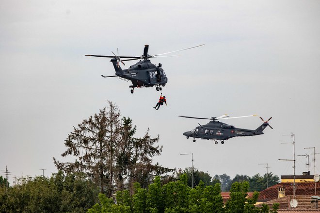 Ljudi so te dni reševali tudi s pomočjo helikopterjev. FOTO: Federico Scoppa Afp