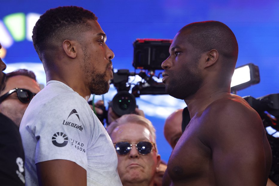 Fotografija: Anthony Joshua (levo) in Daniel Dubois napovedujeta spektakularen dvoboj. FOTO: Andrew Couldridge/Reuters