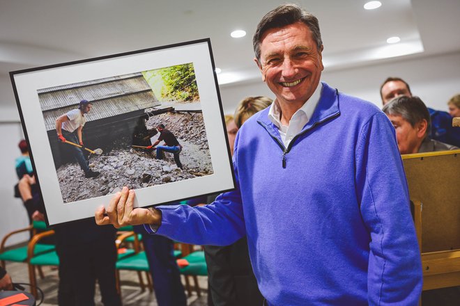 O ex-presidente Borut Pahor comprou uma foto sua e de seu filho. FOTO: MP Produkcija/pigac.si