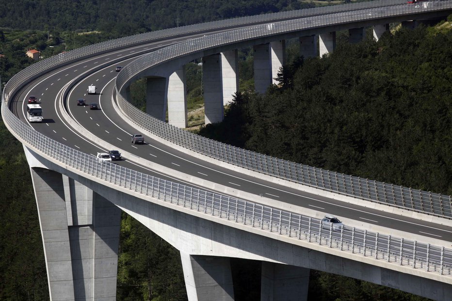 Fotografija: Dvajset let je minilo od odprtja tega markantnega viadukta. FOTO: Mavric Pivk