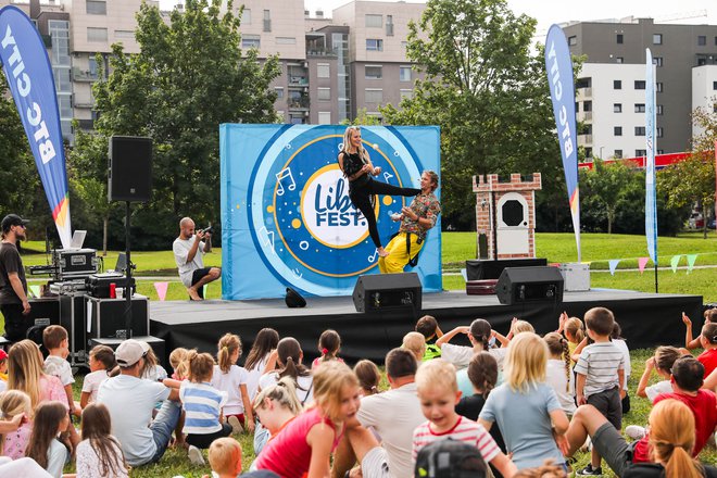 Tina e Matjaž Kekec, mais conhecidos como Ardadakarba, proporcionaram uma atuação incrível com suas travessuras e acrobacias circenses. FOTO: Centro de dança Líbero