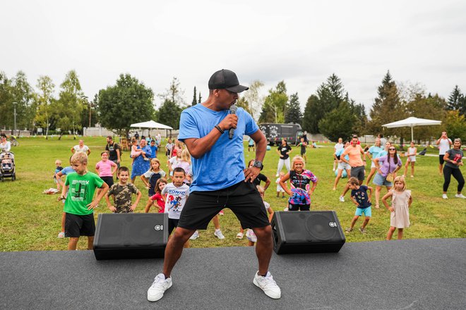 Mamães e papais também se juntaram a Juan no treino de Zumba. FOTO: Centro de dança Líbero