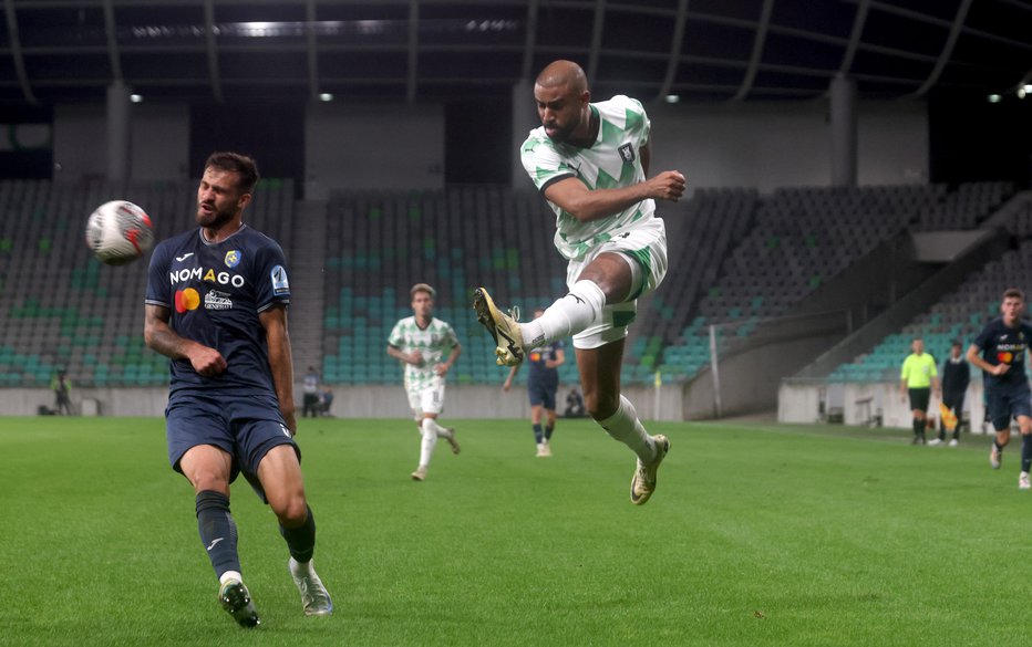 Fotografija: David Sualehe (desno) in Nemanja Jakšić sta bila v mestnem derbiju v vidnejših vlogah. FOTO: Blaž Samec