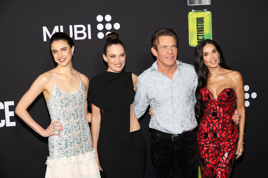 Fotografija: Z leve: Margaret Qualley, Coralie Fargeat, Dennis Quaid in Demi Moore FOTO: Aude Guerrucci/Reuters