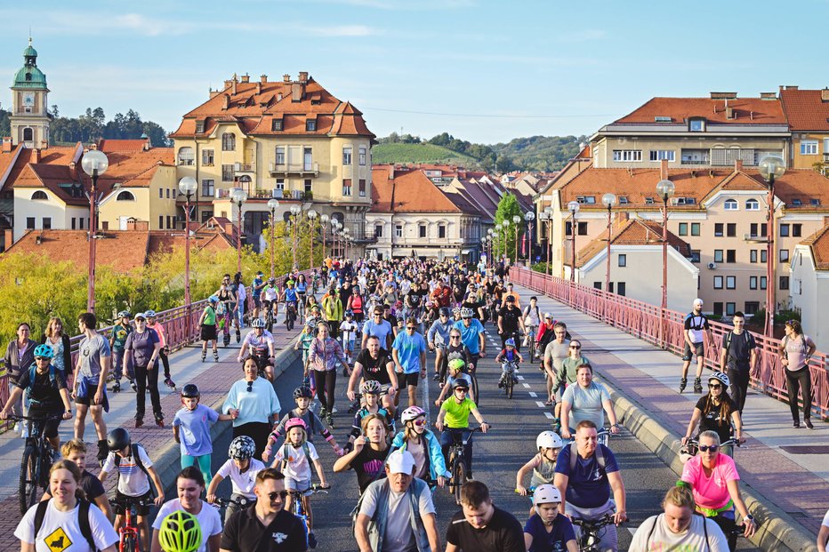 Fotografija: Najbolj zanimiv del trase je bil prehod čez Stari most, ki je trenutno zaprt za avtomobilski promet. FOTOGRAFIJE: MP PRODUKCIJA/PIGAC.SI