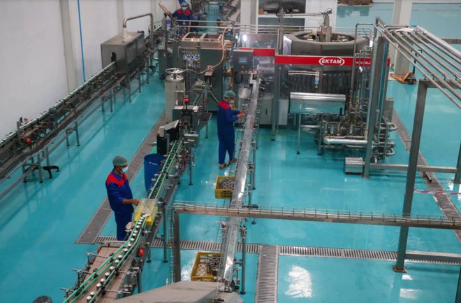 A Pamir Cola, de Herat, produz mais de um milhão de latas por dia. FOTO: Mohsen Karimi/AFP