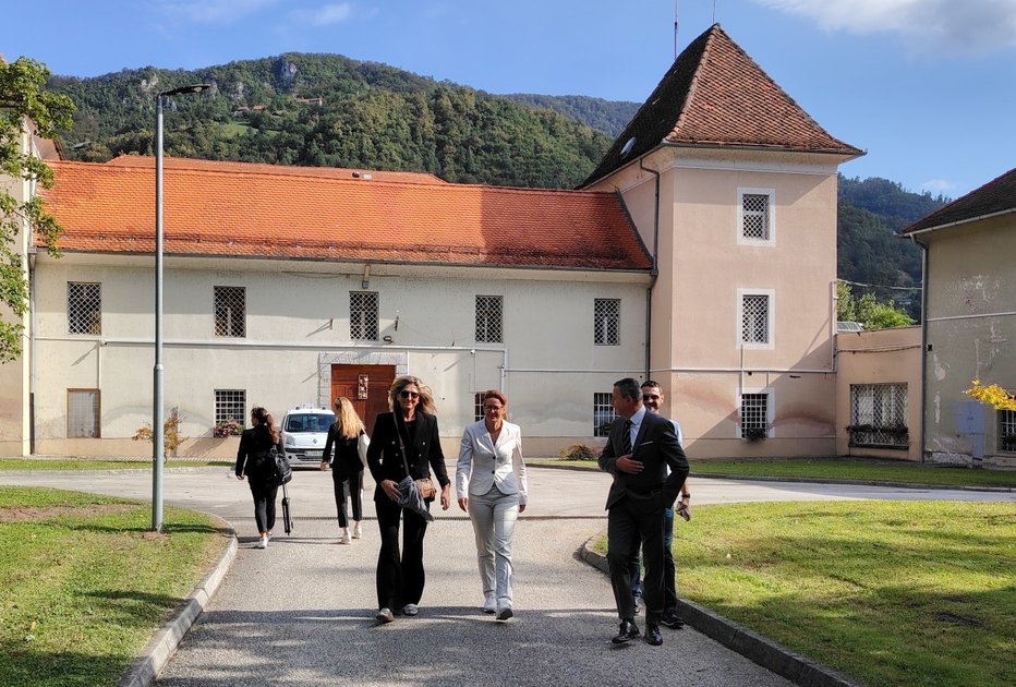 Fotografija: Prevzgojni dom sta obiskala ministrica za pravosodje Andreja Katič in prvi mož uprave za izvrševanje kazenskih sankcij Bojan Majcen. FOTO: Mojca Marot