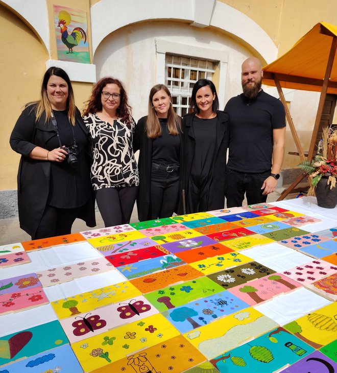 Ekipa oddelka za vzgojo v Prevzgojnem domu Radeče ob pisanih panjskih končnicah FOTO: Mojca Marot