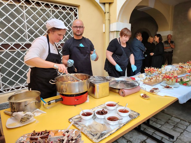 Omamno je dišalo po miškah, ki so jih pekli. FOTO: Mojca Marot