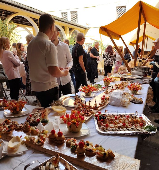 Za dan odprtih vrat so gostom ponudili pisane kanapeje in prigrizke.FOTO: Mojca Marot