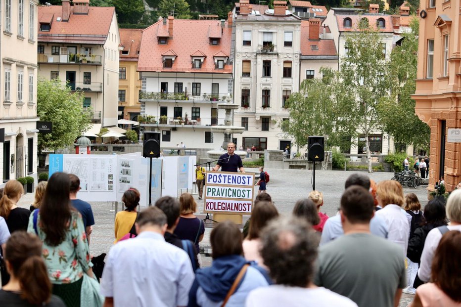 Fotografija: Javni sektor je vsaj za zdaj z izkupičkom pogajanj zadovoljen. FOTO: Črt Piksi