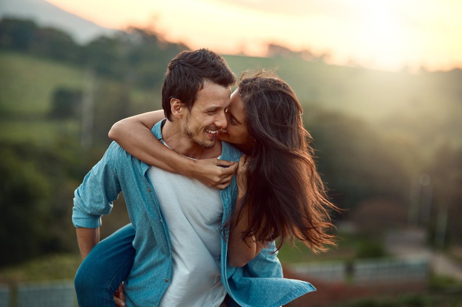 Fotografija: Na začetku odnosa, ko ste zaljubljeni do ušes, se običajno ne pogovarjate o pomembnih tematikah. FOTO: Peopleimages/Getty Images