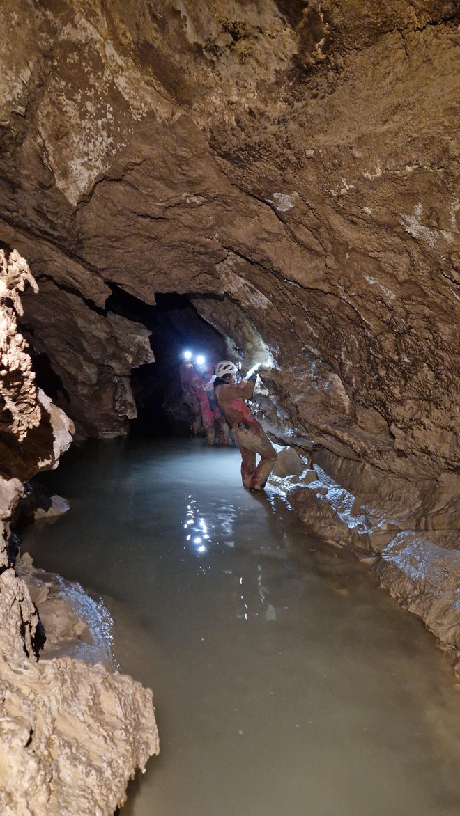 Na dnu je močan vodni tok, ki se na koncu izliva v veliko podzemno jezero.