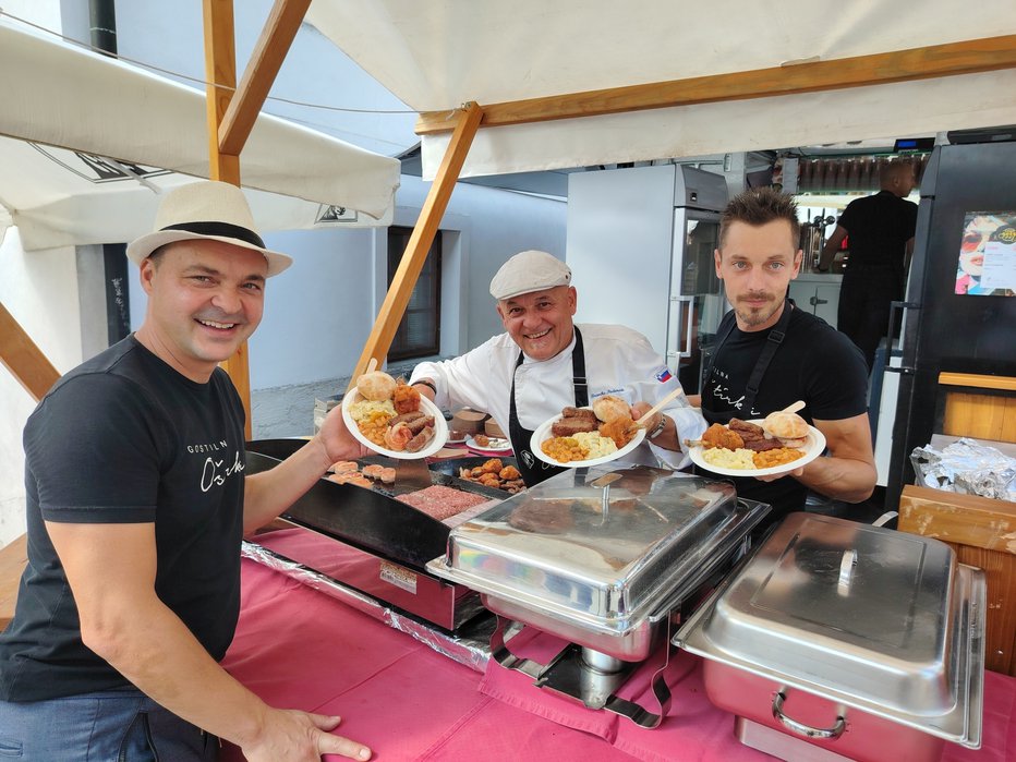 Fotografija: Miran Ojsteršek, Branko Podmenik in Simon Janžekovič so ponujali klasični guštni krožnik. FOTO: Mojca Marot