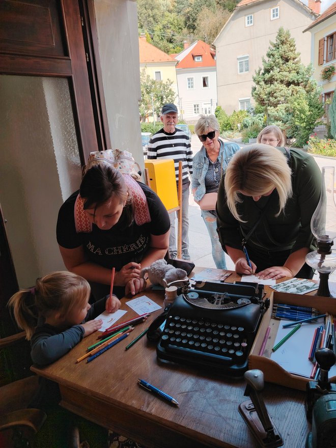 V posebnem guštnem kotičku so mnogi vzeli v roke pisalo in napisali razglednico s pozdravi z GuštFesta. FOTO: Mojca Marot