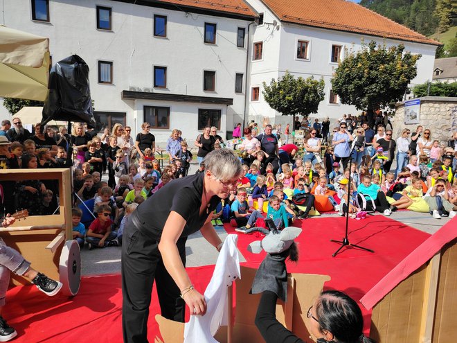 Najmlajši so uživali v raznih igrah, plesih in lutkovnih predstavah. FOTO: Mojca Marot