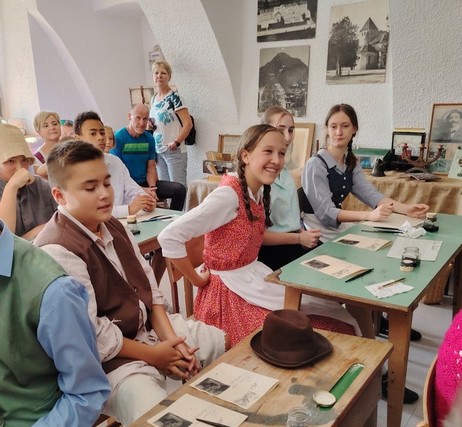 Učenci OŠ Primoža Trubarja Laško so imeli pouk v stari šoli, polni nostalgije. FOTO: Mojca Marot