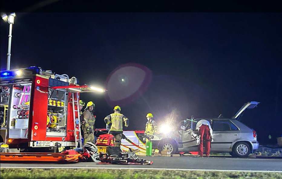 Fotografija: Gasilci so voznika rešili iz razbitin. FOTO: O. B.