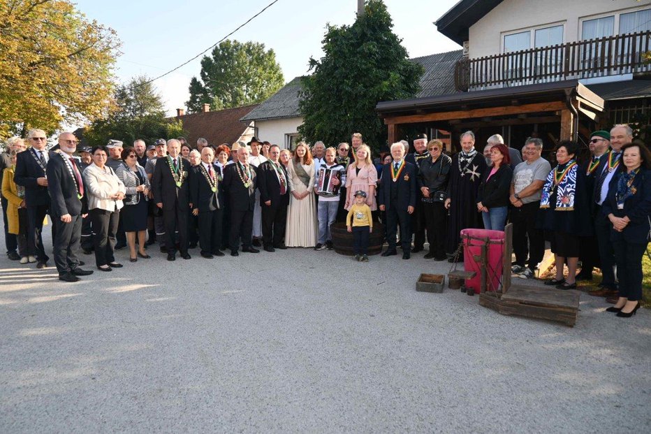 Fotografija: Prve trgatve se je udeležilo več kot 50 gostov. FOTOGRAFIJE: Oste Bakal