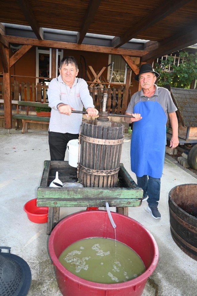 Domača vinogradnika Franc Zelko in Fanca Ficko sta prešala.