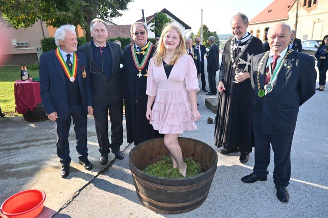 Martina Temlin je bosih nog stlačila vse grozdje.