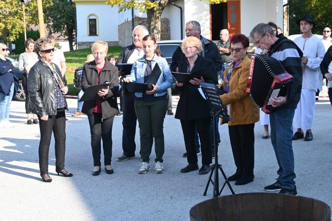 Domači pevci so zapeli nekaj vinskih in drugih domačih pesmi.