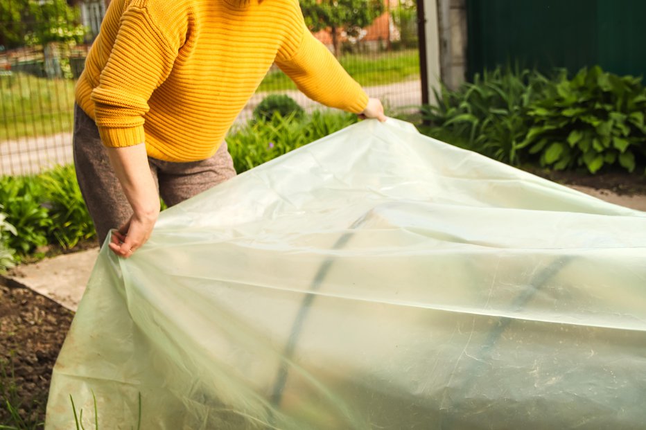 Fotografija: Mnogi se odločijo za uporabo plastične plahte, ki pa je veliko težja in ne diha. FOTOGRAFIJE: Getty Images