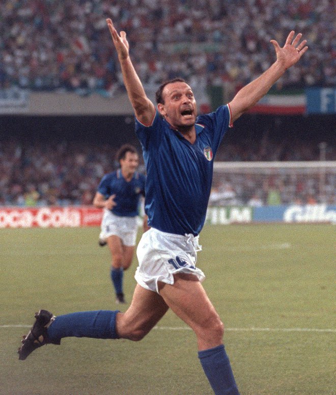 Salvatore Schillaci na tekmi med Italijo in Argentino, 3. julija 1990 v Neaplju. FOTO: Daniel Garcia Afp