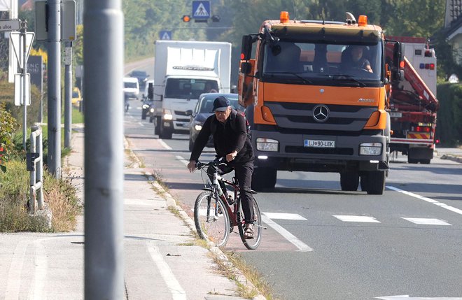 Uma curva fechada e uma lâmpada de beira de estrada no meio da ciclovia não são realmente a forma mais afortunada de design e implementação. FOTO: Dejan Javornik