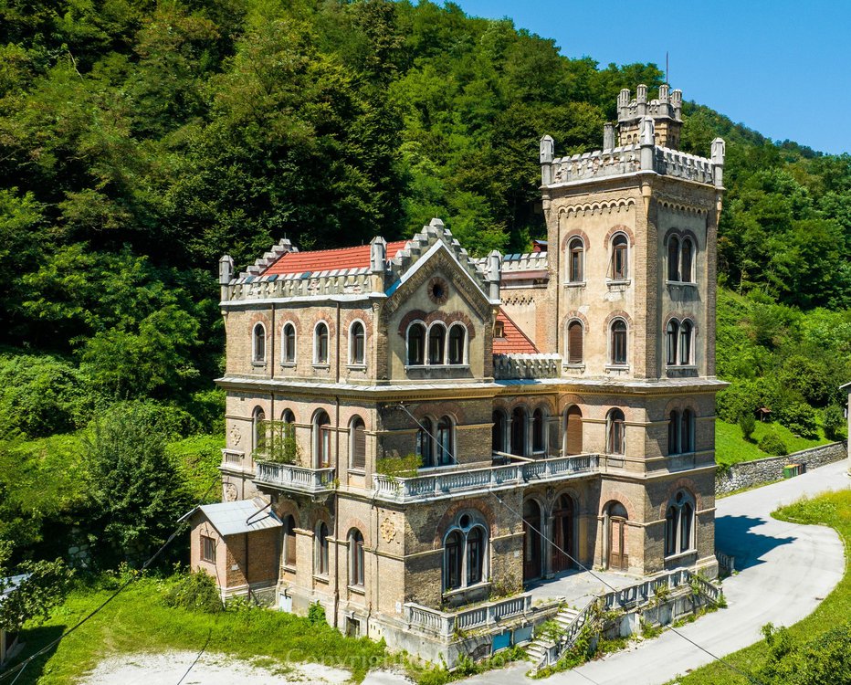 Fotografija: Zapuščenemu dvorcu se obetajo boljši časi. FOTO: Občina Hrastnik